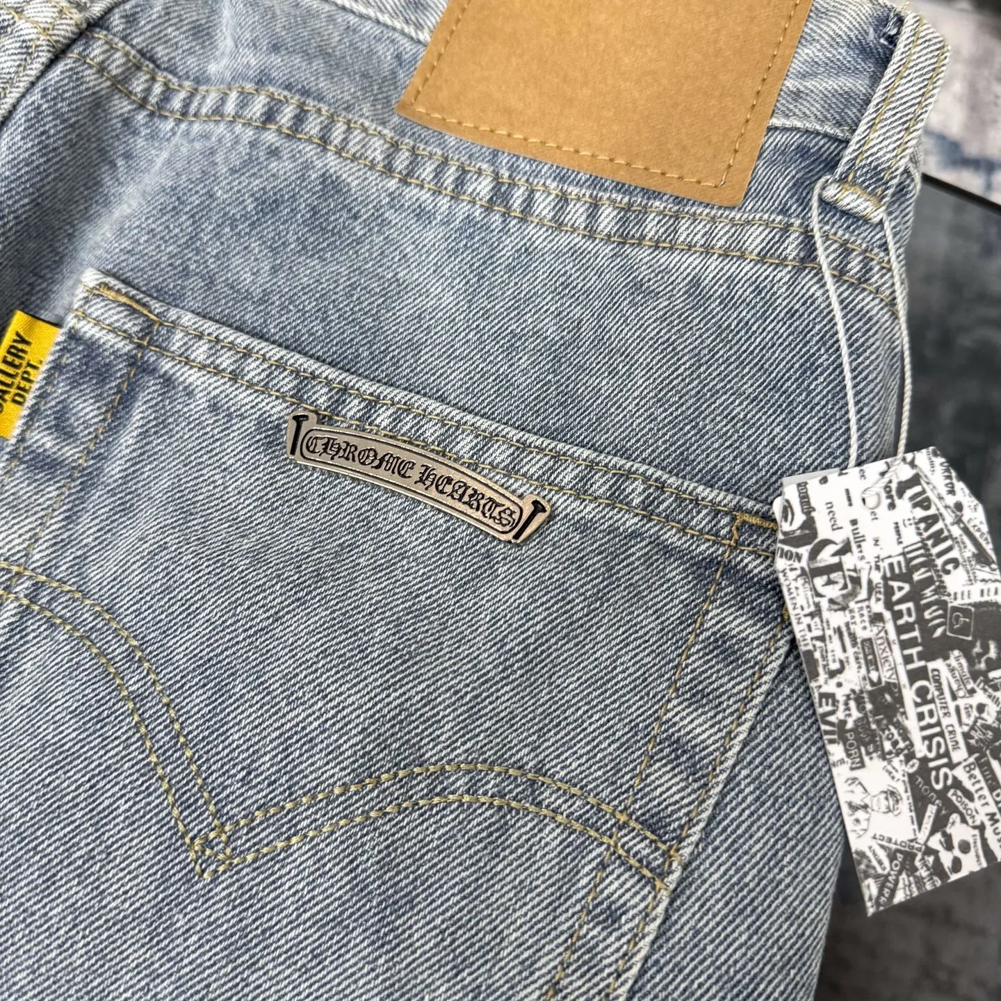 P280 Chrome Heart ｜Chrome Heart CH Heavy Industry Horsehair Spliced Flared Leather Jeans- 7*7 tannin 13.5 ammonia blue cow fabric, spliced with different colors of distressed denim, complete set of denim washing processes such as stone grinding, desizing, malaysian, hand rubbing, hanging grinding, fermentation washing, full spray, cat suede, etc. The genuine leather cross is made of natural horse hair and first-layer sheepskin. Because of the natural color of horse hair, different parts of the fur have different shades, and each pair is different, which is different from the imitation leather on the market. Each pair is the same; because the trousers are custom-made cross genuine leather trousers, they need to be disassembled many times, which is troublesome to sew and the shipment is very slow. Color: Spliced blue Size: 28 30 32 34 36
